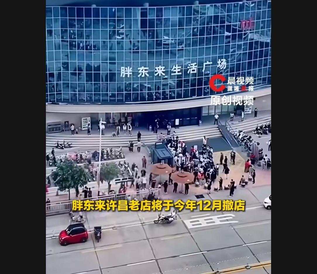 河南许昌，卖肉夹馍的郭姐在胖东来生活广场店附近摆了二十多年摊，比胖东来开店还早。