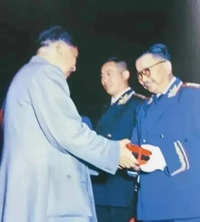 这张珍贵的照片拍摄于1955年9月27日，毛主席亲自给特工之王的特工佩带上将军衔