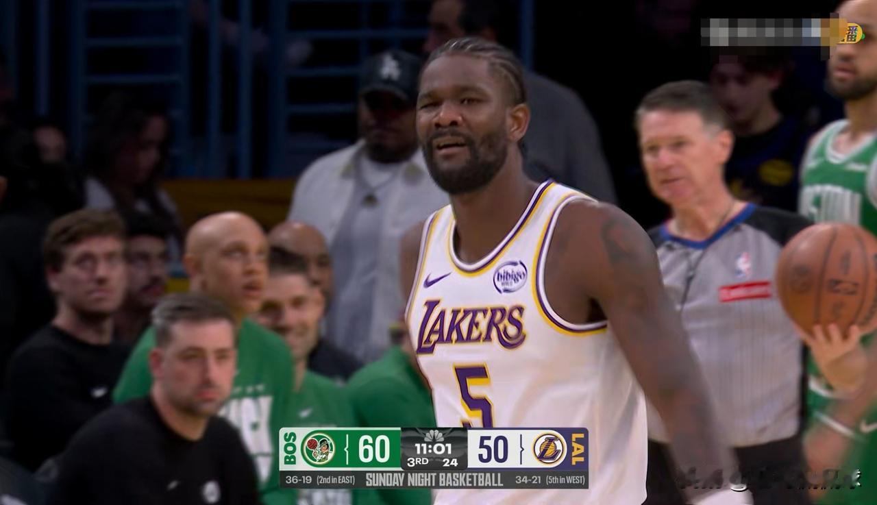 湖人当家中锋艾顿真是出工不出力！在今天湖人主场以89：111输给凯尔特人的比赛中
