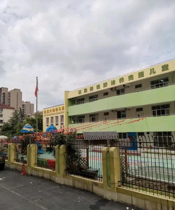 上海一小学今年仅招到22人上海有一所镇中心小学，今年只招到了22个学生，这可太