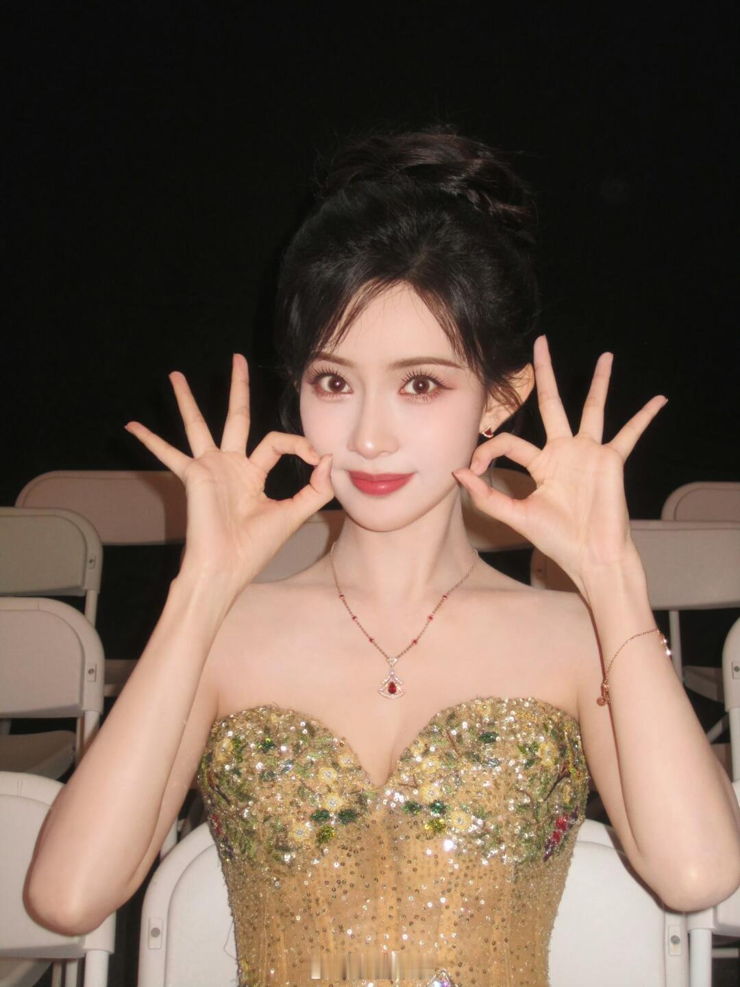 某人看似没到场实则老婆已经帮他拍照了这个双手比的pose原本是打算两个人一人比