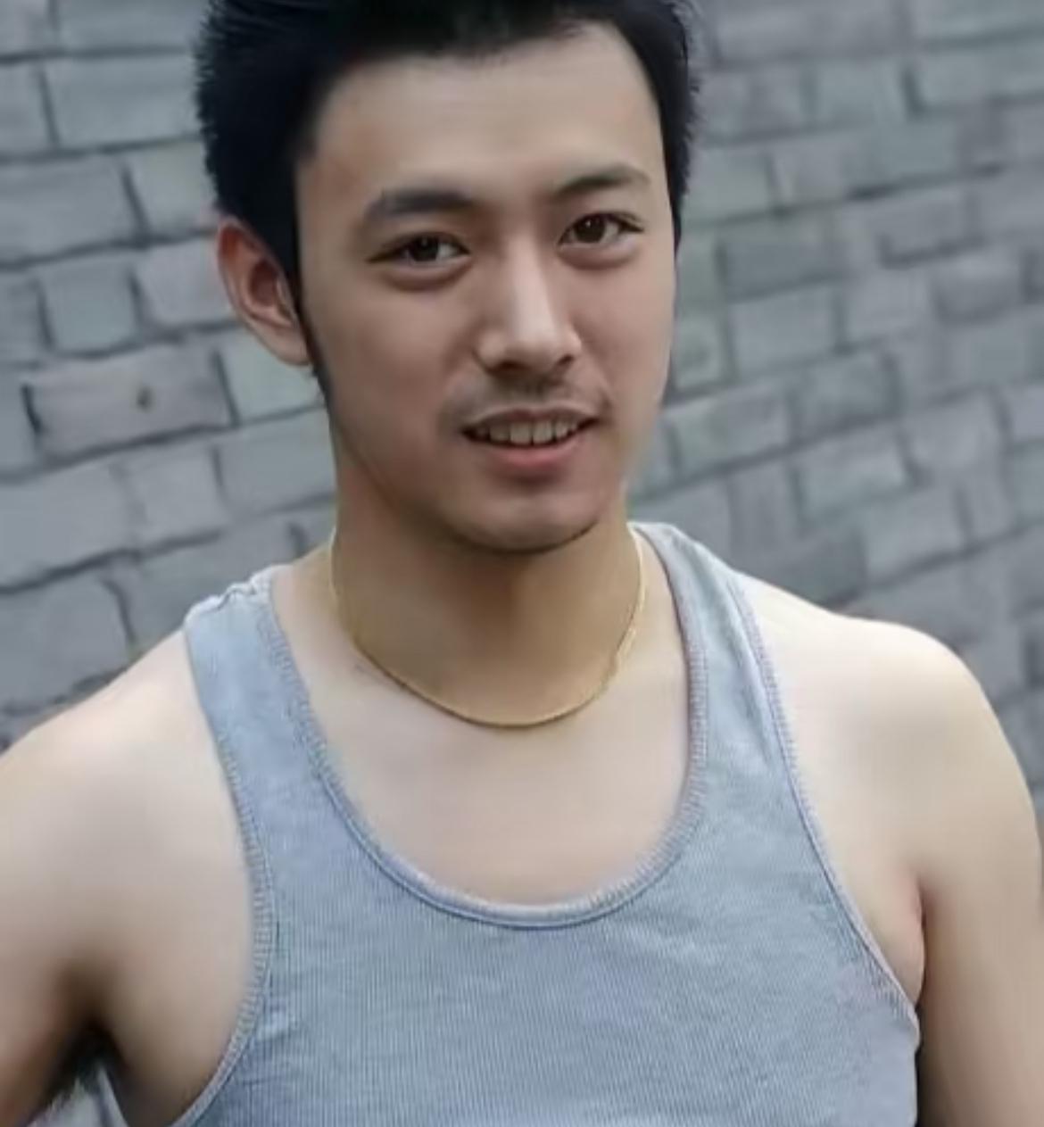 演员真不需要学历门槛。《潜伏》是迄今为止最好的谍战剧，里面有个结巴的情报贩子令
