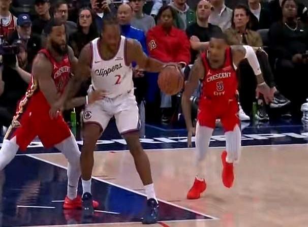 顶级致敬，是用你教我的绝技完成抢断。快船对阵鹈鹕，伦纳德罕见失误。穆雷如同