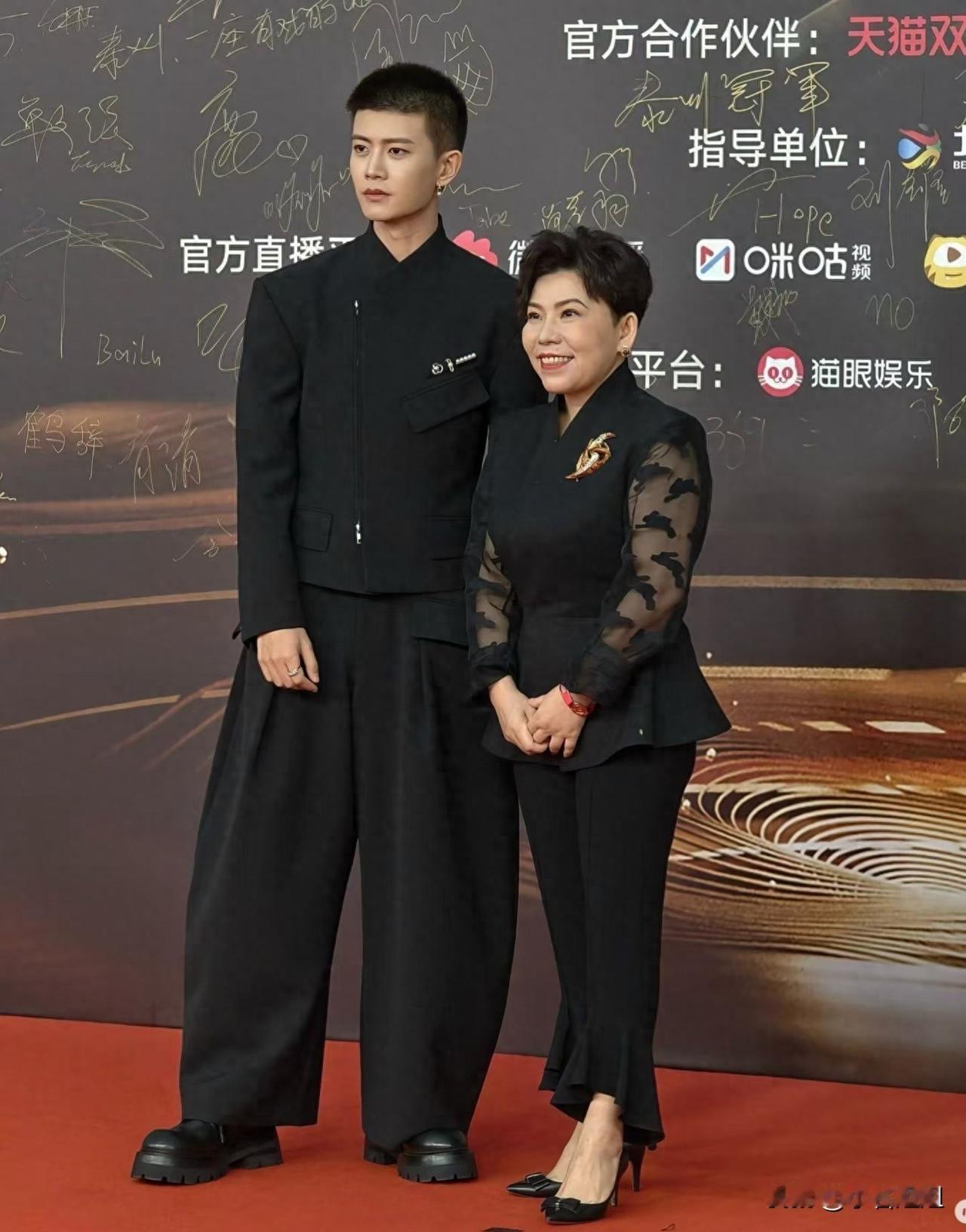 37岁的任嘉伦，寸头我服，黑衣我认，但——戴颗大珍珠耳环？真敢戴啊！