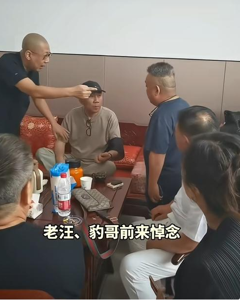 突发！杨少华吊唁现场出现意外，前央视导演灵前失控，看着杨老先生的遗像，越说越激动