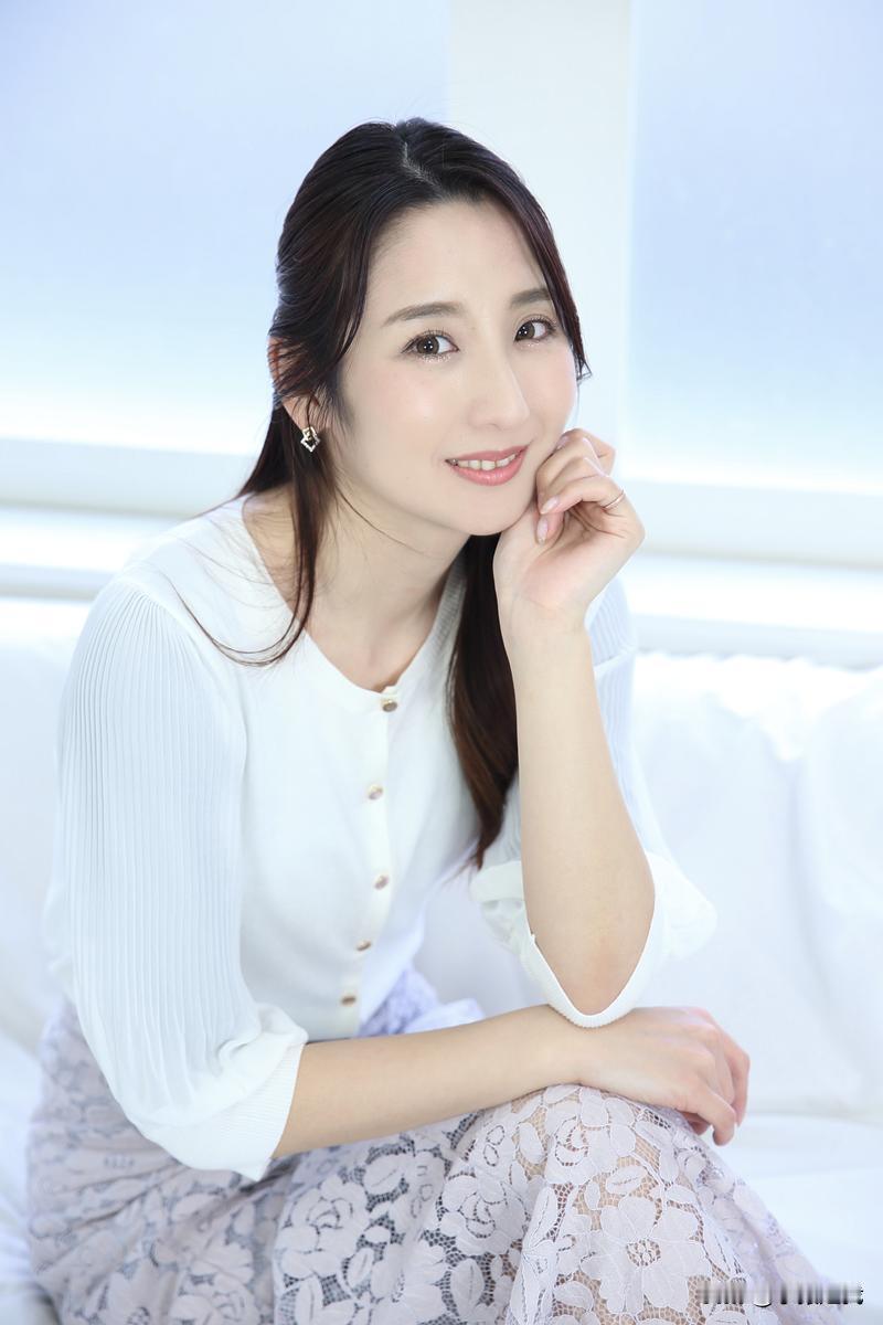 笑语盈盈暗香来，似水流年梦中回。暗香盈盈