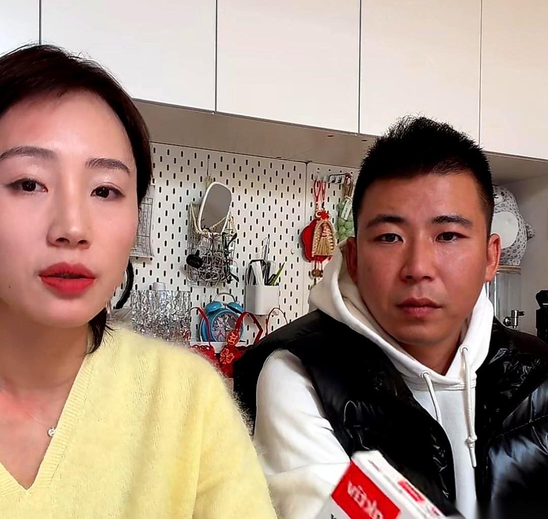 前一天还跟全世界说，我俩不是男女朋友，坐近点都不合适。第二天，就发了个搂着亲嘴