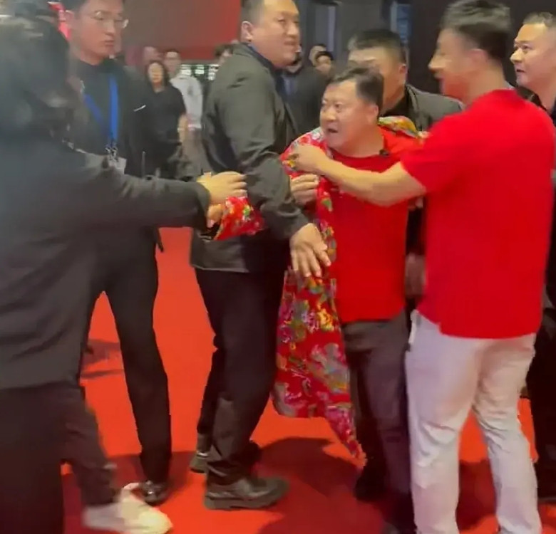 卤鹅哥在上海车展被保安叉出去了！原因是卤鹅哥突然看到了一位大咖，想要上去打个招呼