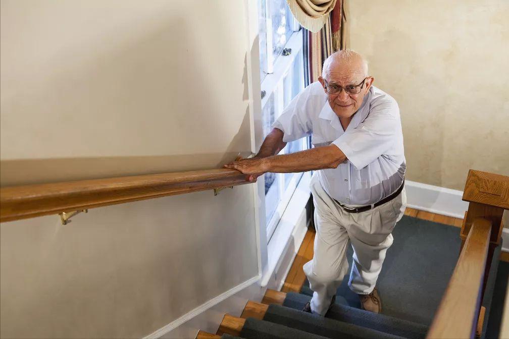 66岁大爷每天练习憋气，1年后去体检，身体的3个变化让医生称赞！六十六岁