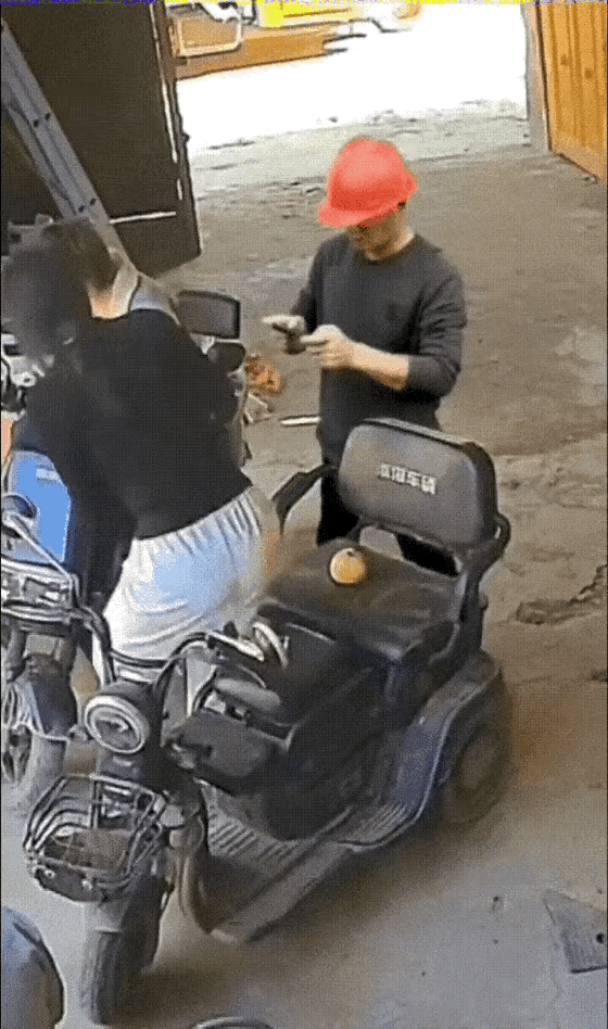 小姐姐是个讲究人，知道保护好手里的碗筷。