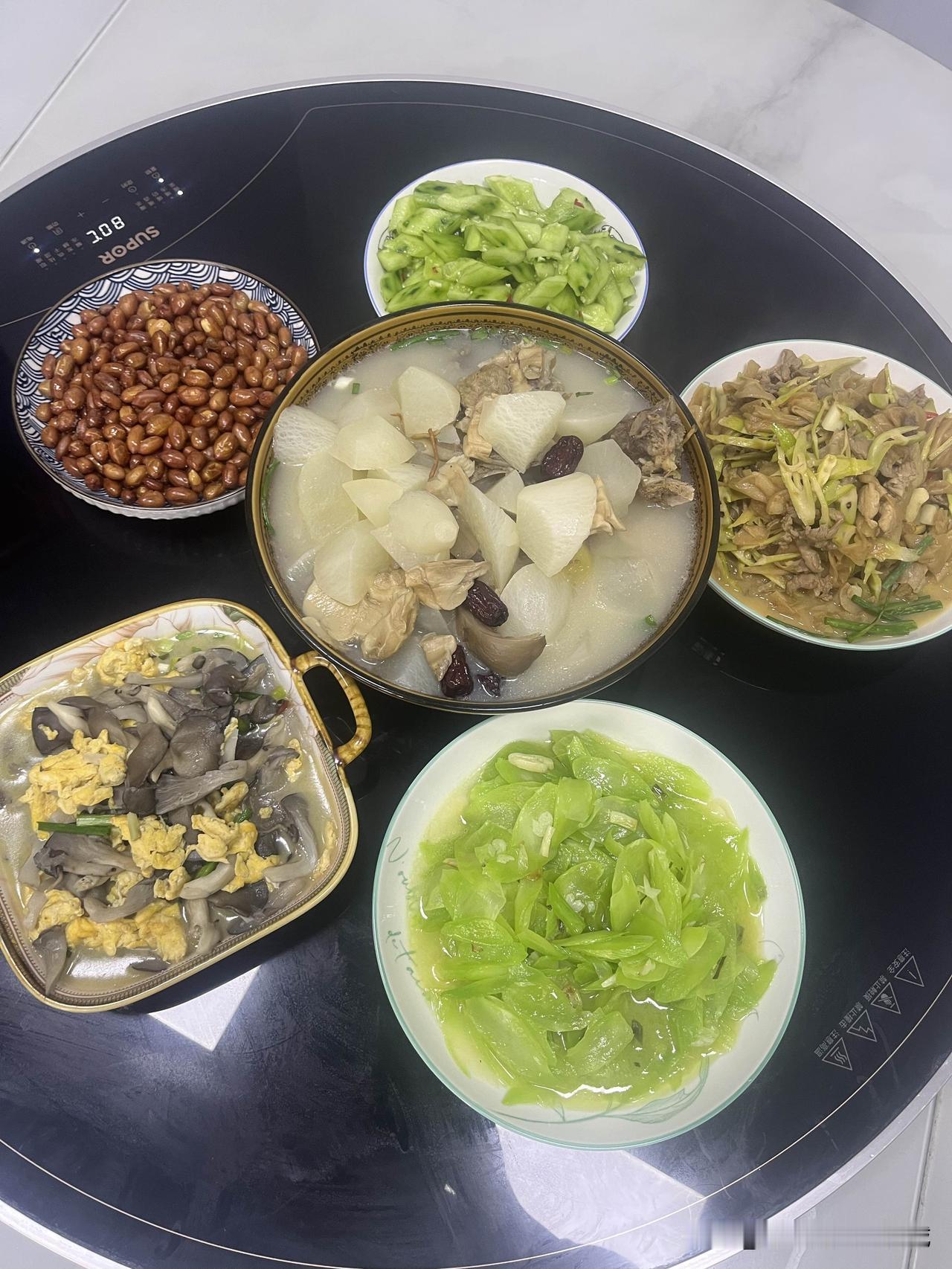 现在年轻人的打扮……。前几天，公司相继又招了两个小伙子，一个高瘦一矮胖。刚开