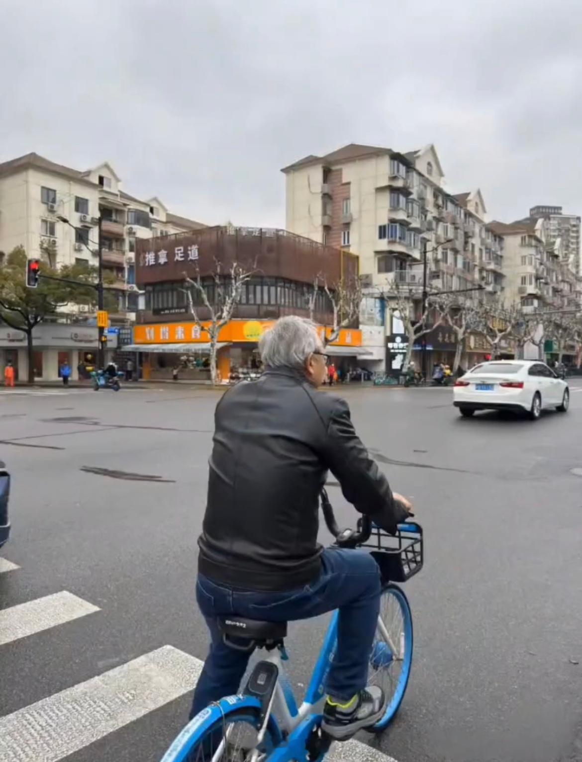 黄仁勋昨天在上海，又是去菜市场，又是骑行工厂单车的，这可真接地气