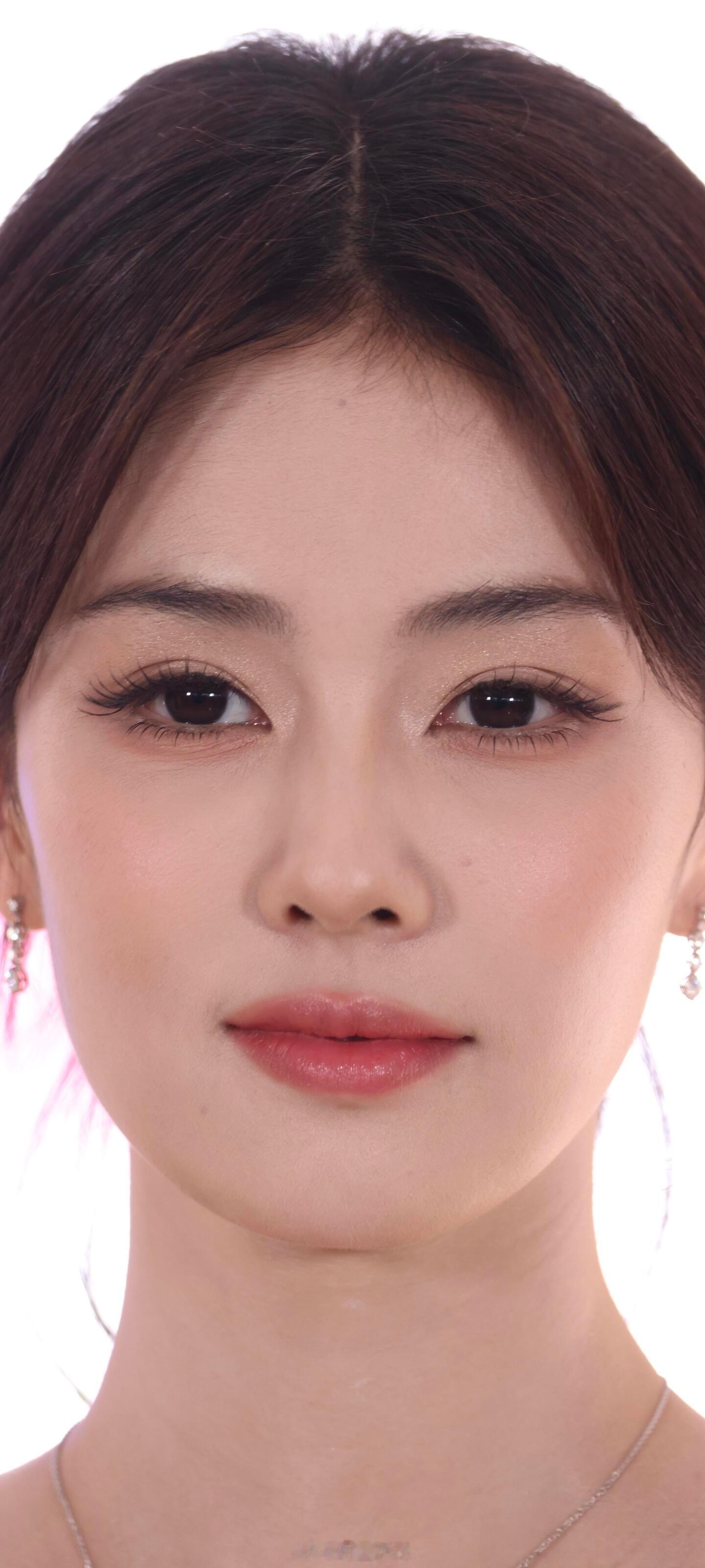 白鹿怼脸拍还是挺耐看的那种