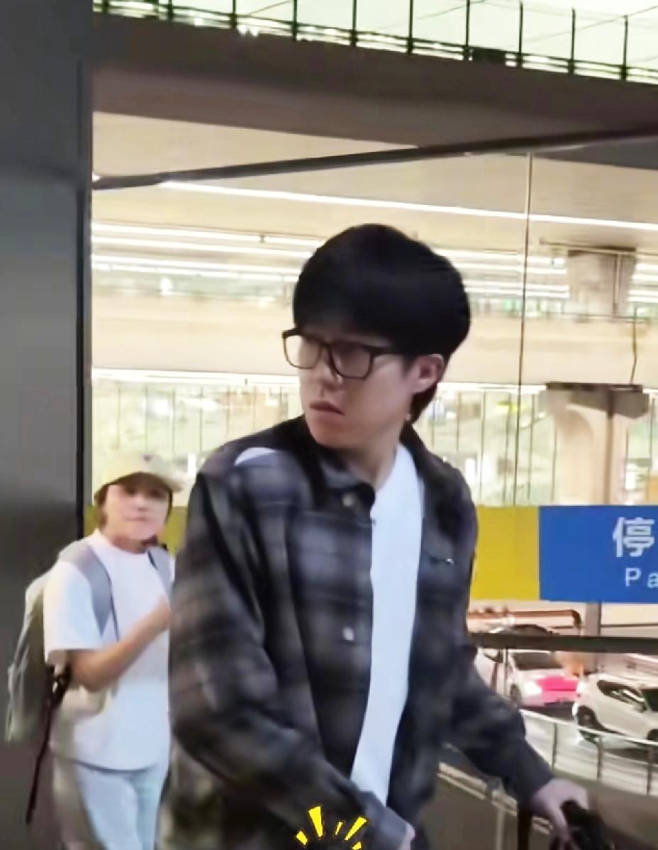 我说王楚钦在机场用嫌弃的眼神看啥呢，要是我上去就给她两下子，这人太没边界感了