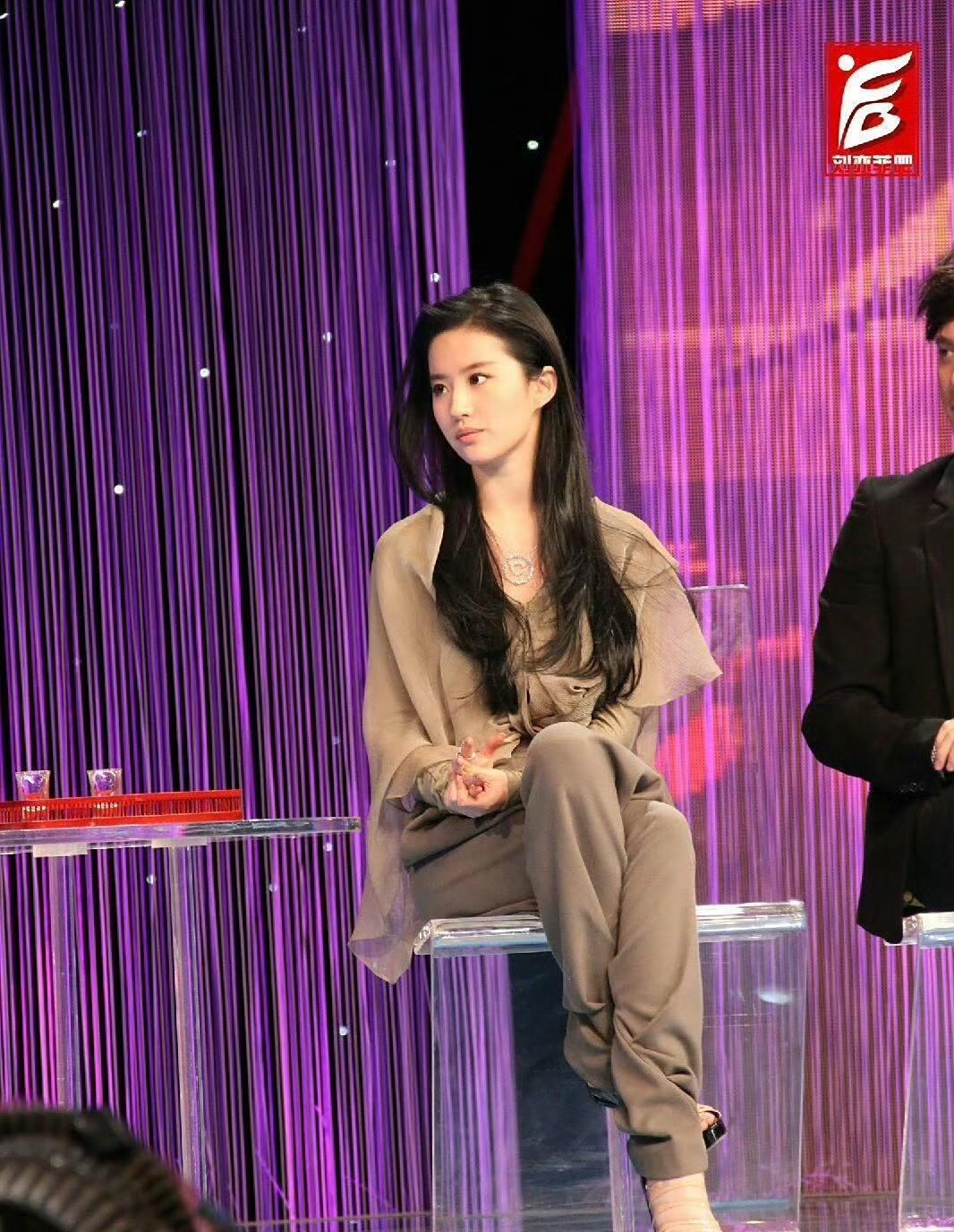 刘亦菲黎明冯绍峰旧照疯传！三人穿搭放现在看确实有点“土味”，但他们脸上的松弛感