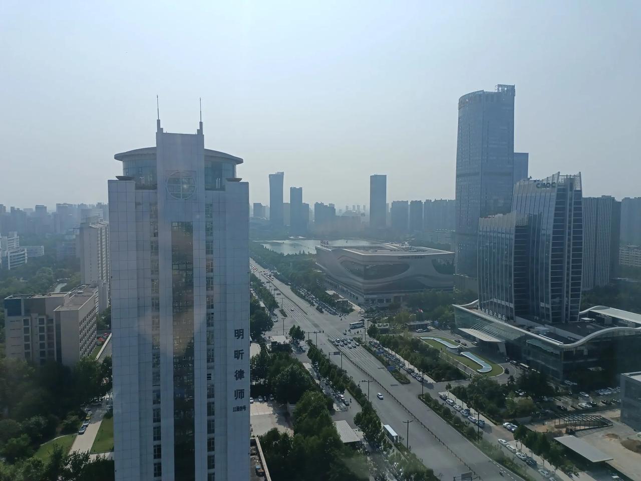 高温天气，白酒股中报带着彻骨寒意袭来。已披露的几家，中报均降幅50%，最高的金