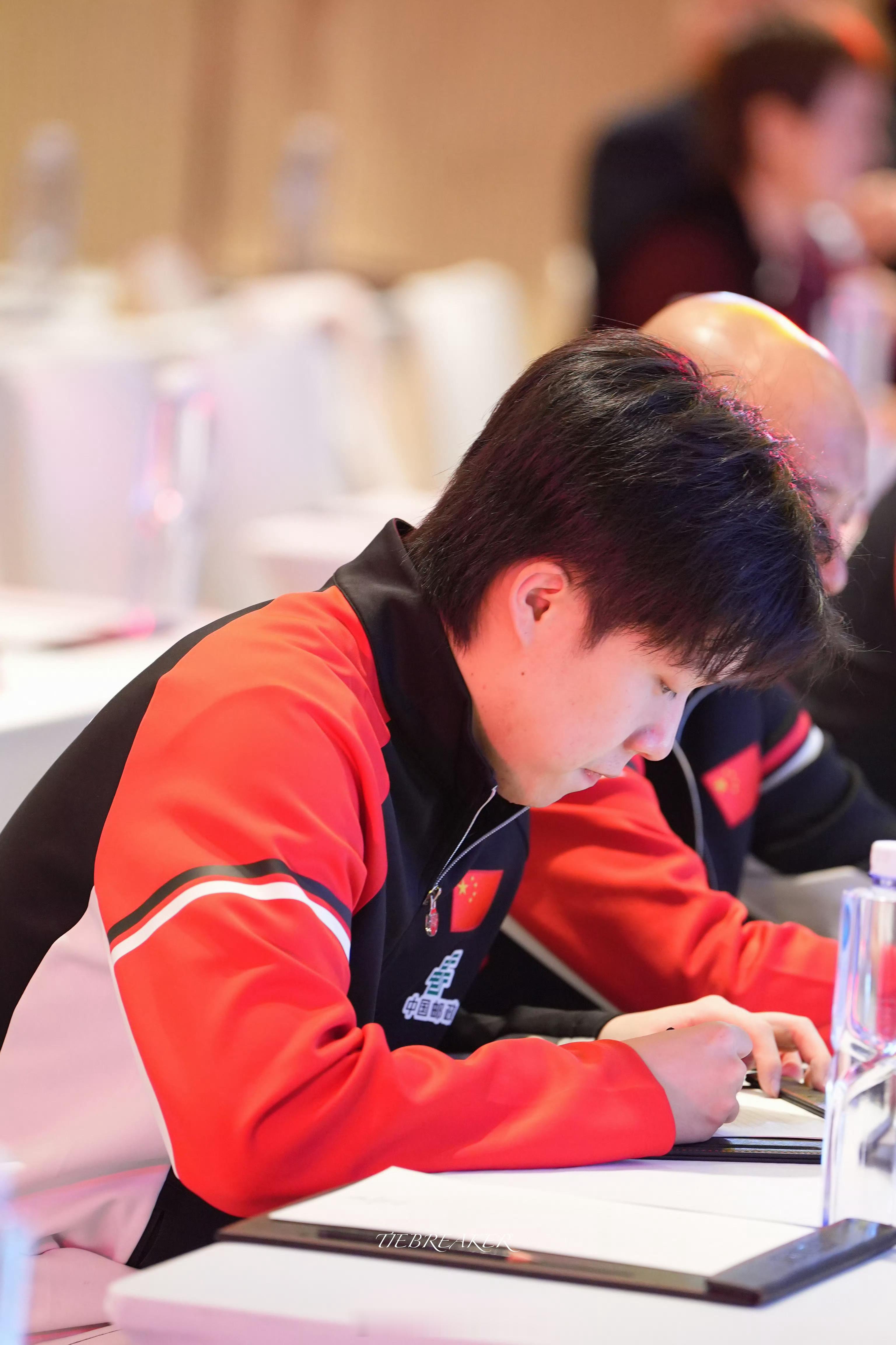 孙颖莎好奇王楚钦在画什么所以王楚钦画的到底是什么？孙颖莎画的是这个，大家看懂了吗