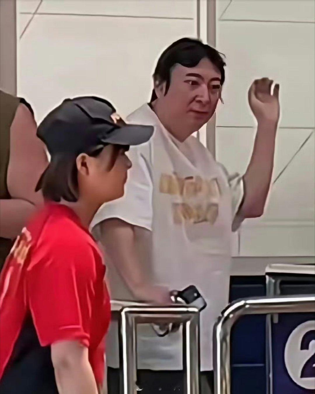 王思聪怎么胖成这样！如今这身材倒是和凤姐挺搭的。别说，网红离开中国都管理不好体型