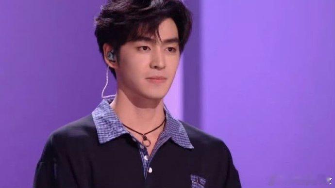 那英力挺说咬字清晰，华晨宇却认为仍需进步，两位魔童评审直接意见相左，这场专业碰撞