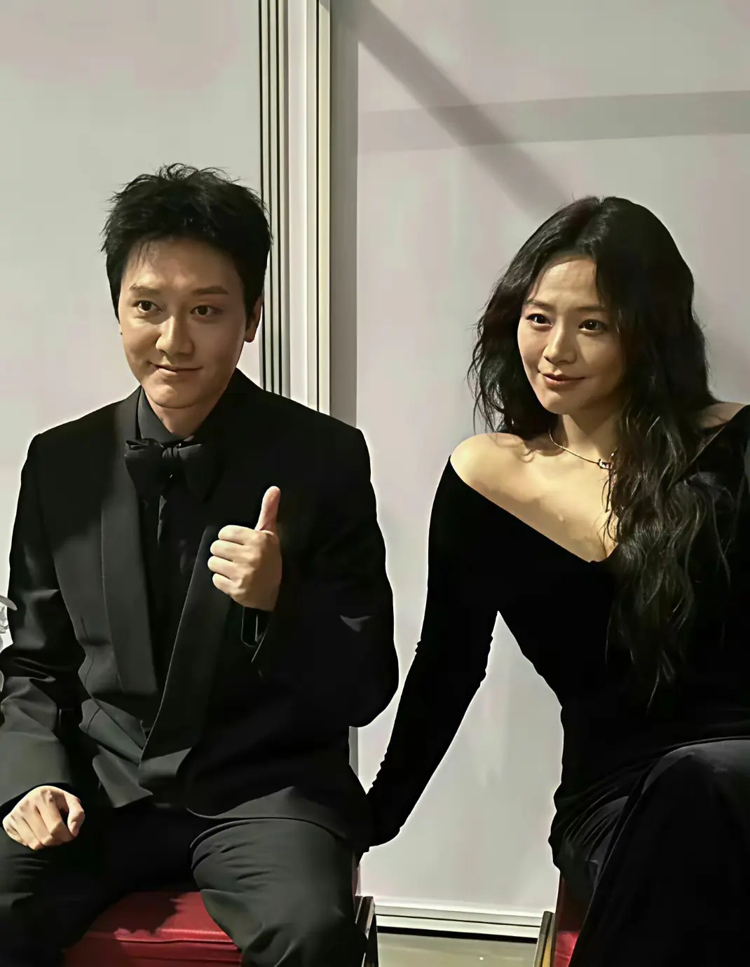 马思纯尴尬了！手都放得那么明显了，奈何冯绍峰不解风情当没看到