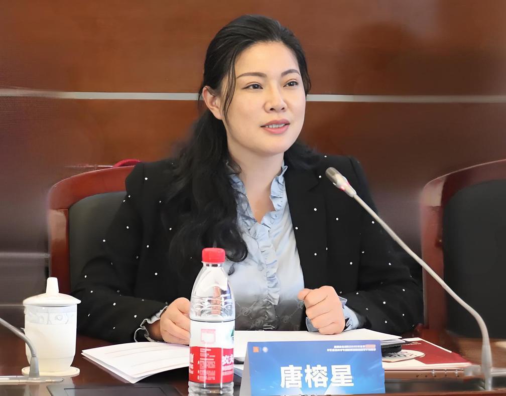 朋友在江西南昌市东湖区人力资源和社会保障部门上班，他经常说他们部门的唐局是个不折