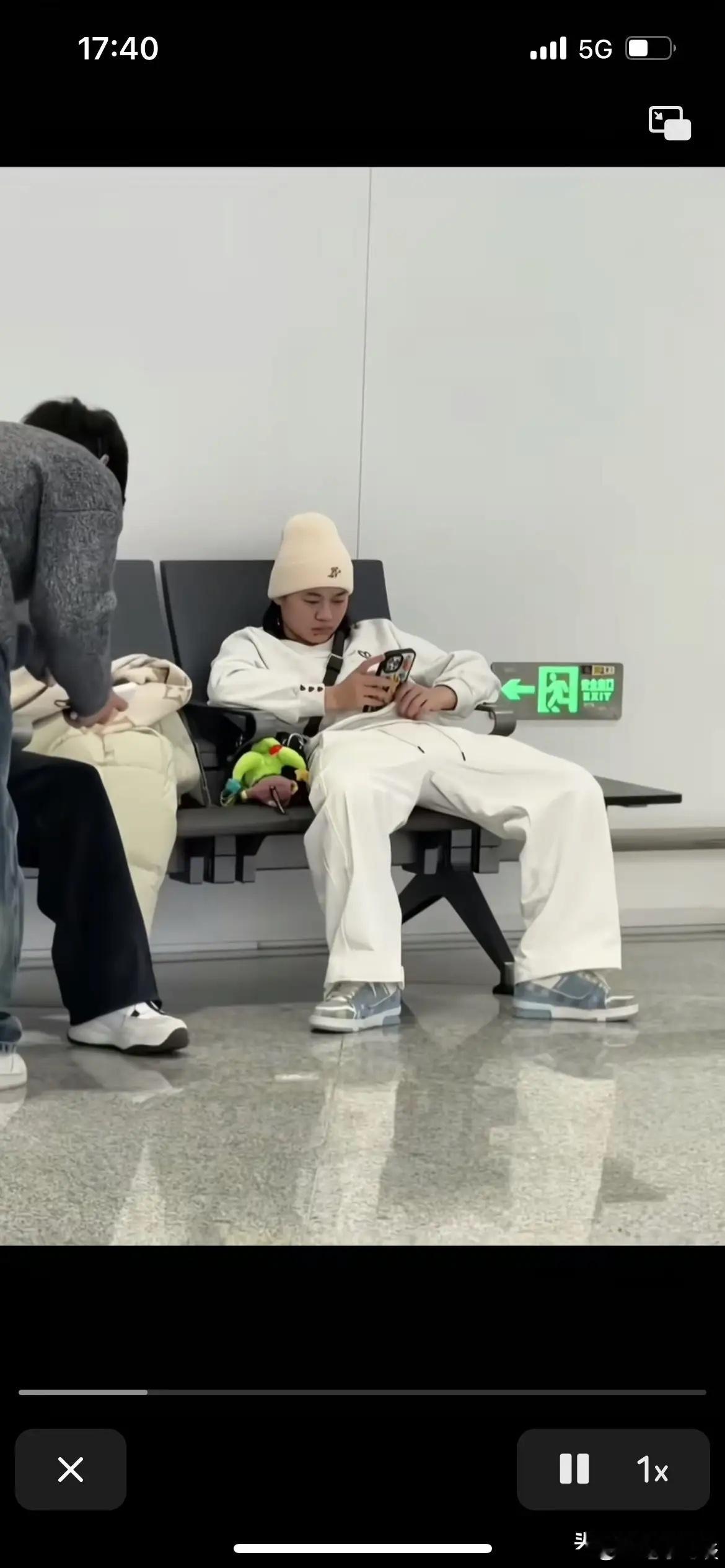 很难想象这位就是大名鼎鼎的奥运跳水冠军全红婵，这孩子还是没有长大，这种松弛感还是