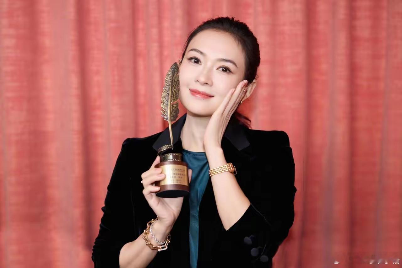 章子怡套现3亿四年后套现3亿多，代言和分红还都留着。这事最触动我的不是钱数，是她