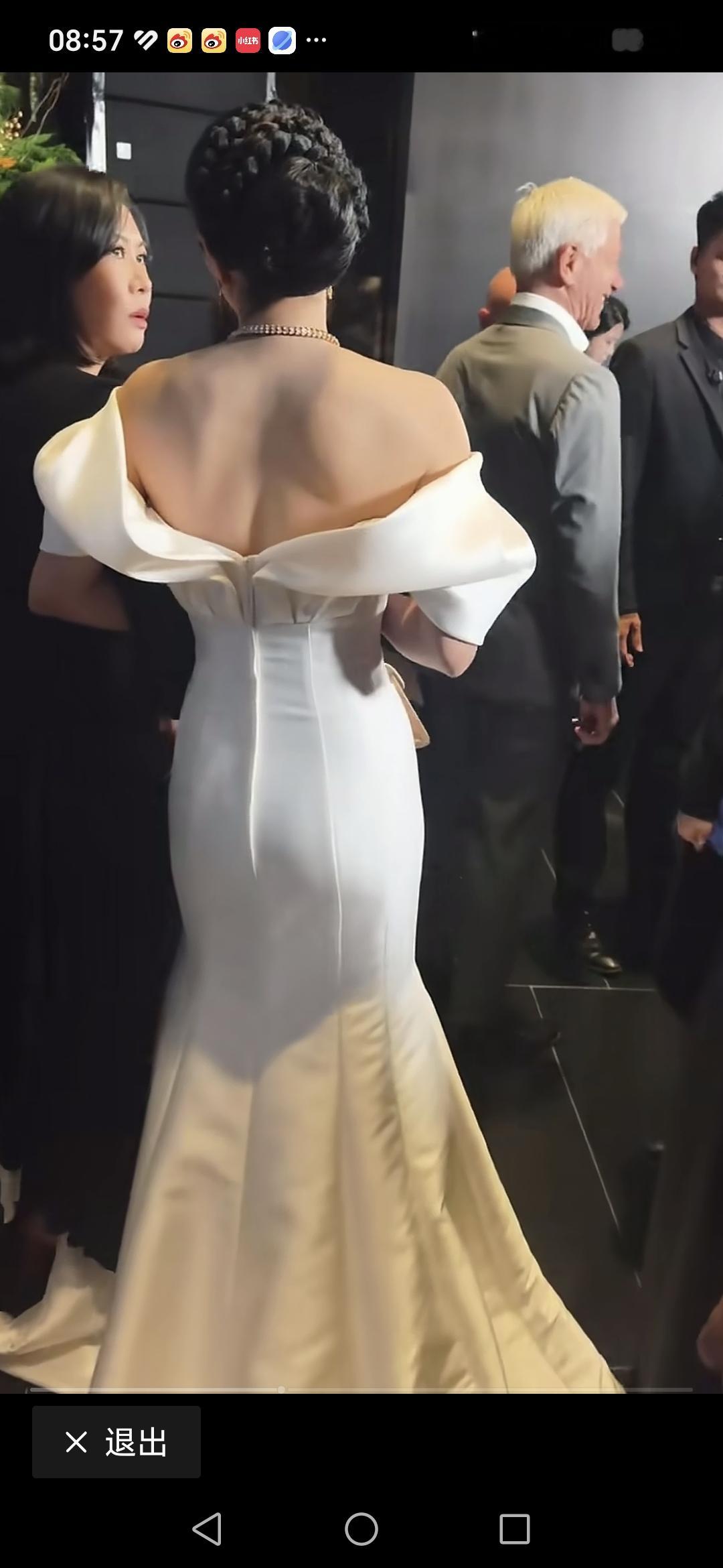 我觉得有时候女性的裸肩更给人遐想，唯美到家了！我就非常欣赏图一至图三的...