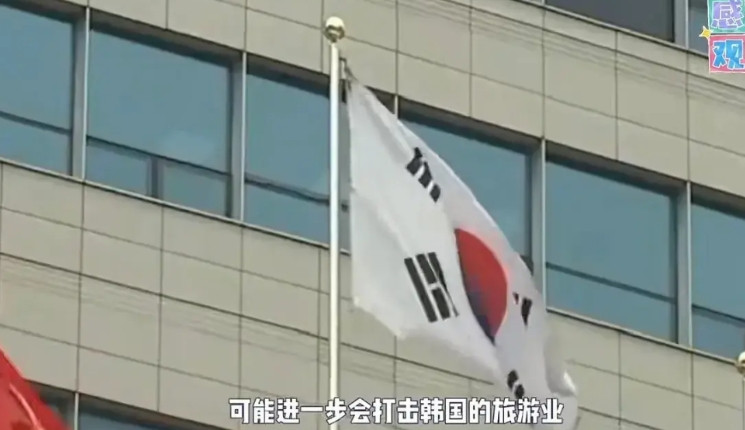 韩国反华游行有几点原因：1，亲美右翼分子推波助澜。2，韩国失业率居高不下。3，中