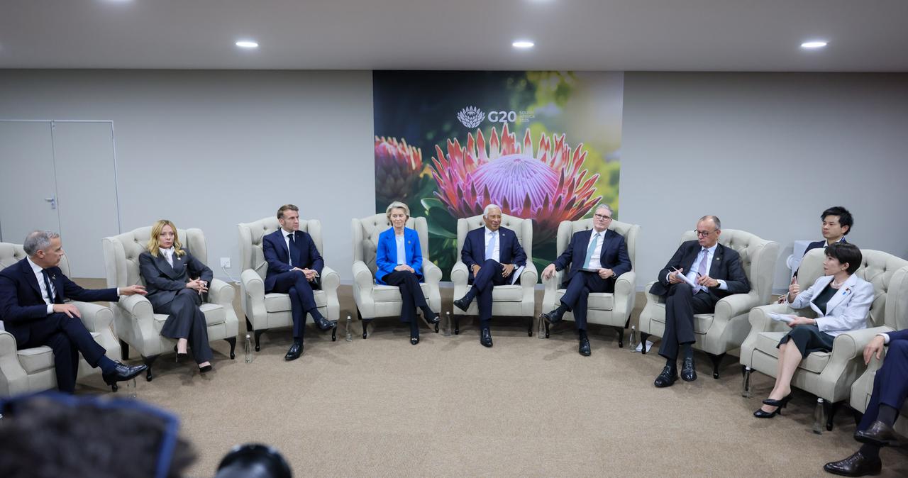 特朗普看到这一幕一定很后悔自己不来参加G20峰会。当地时间11月22日，欧盟