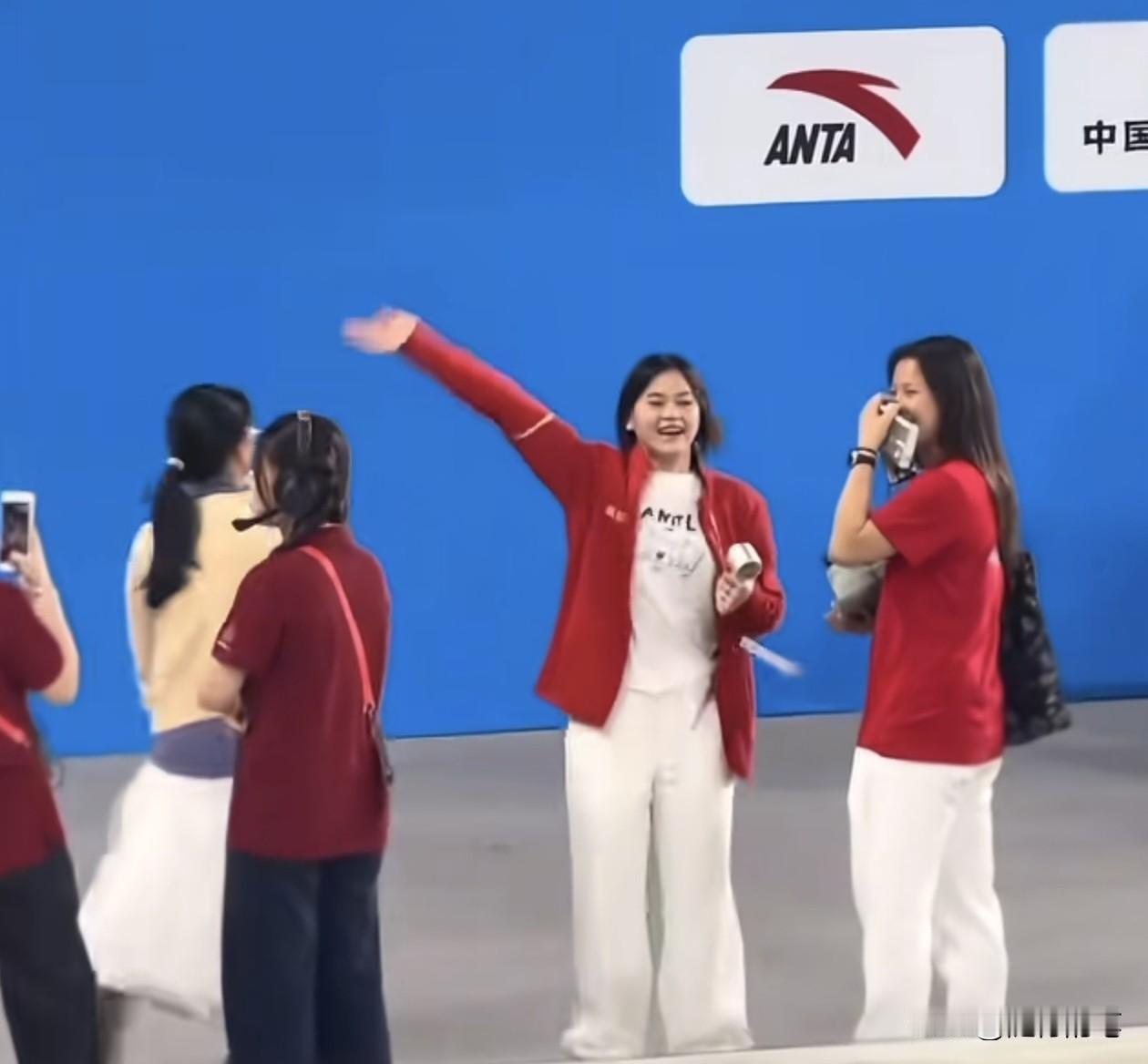 谢思埸接受采访，对全红婵伤情三缄其口，表示不清楚全红婵伤情具体情况。看到全运