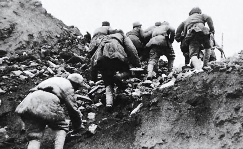 1937年，西路军伤员刘克先正在街边讨饭，一个国民党士兵走了过来，上下打量了一眼