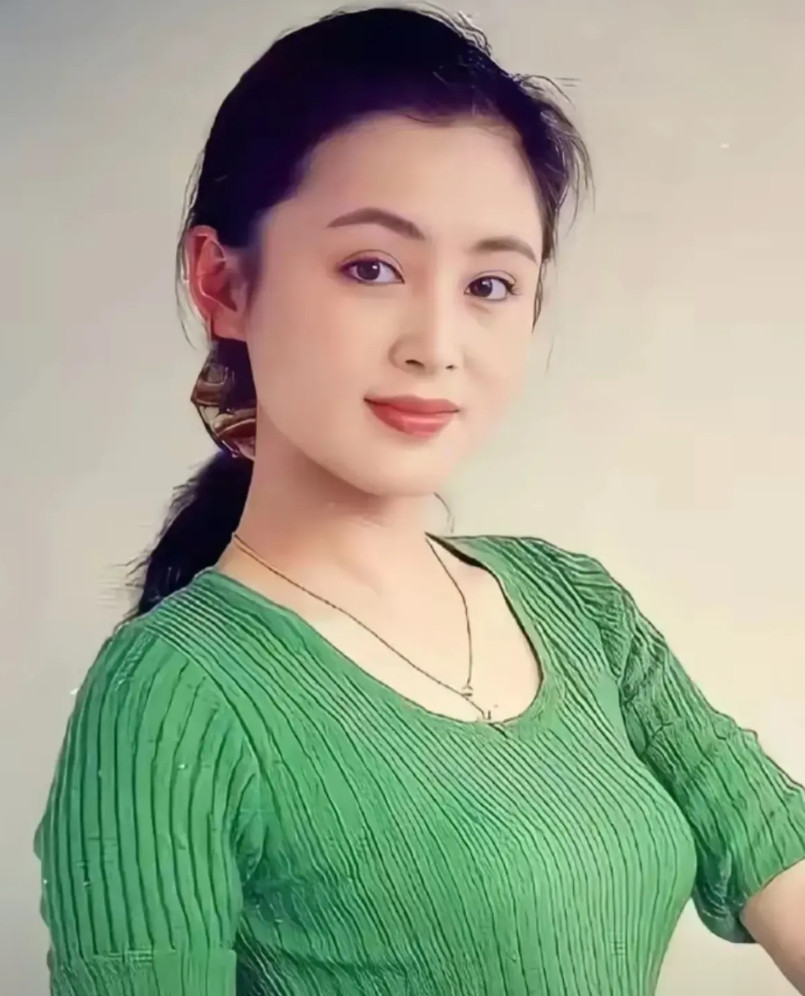 这张照片拍摄于1987年，上海戏剧学院表演系学生陈红拍摄的写真照片。此时的她才1