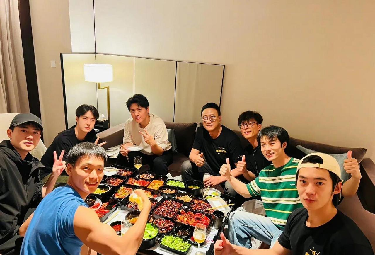 8位男星的聚餐照：我一眼就认出了戴着米色棒球帽、竖指点赞的于适，戴着眼镜的胡