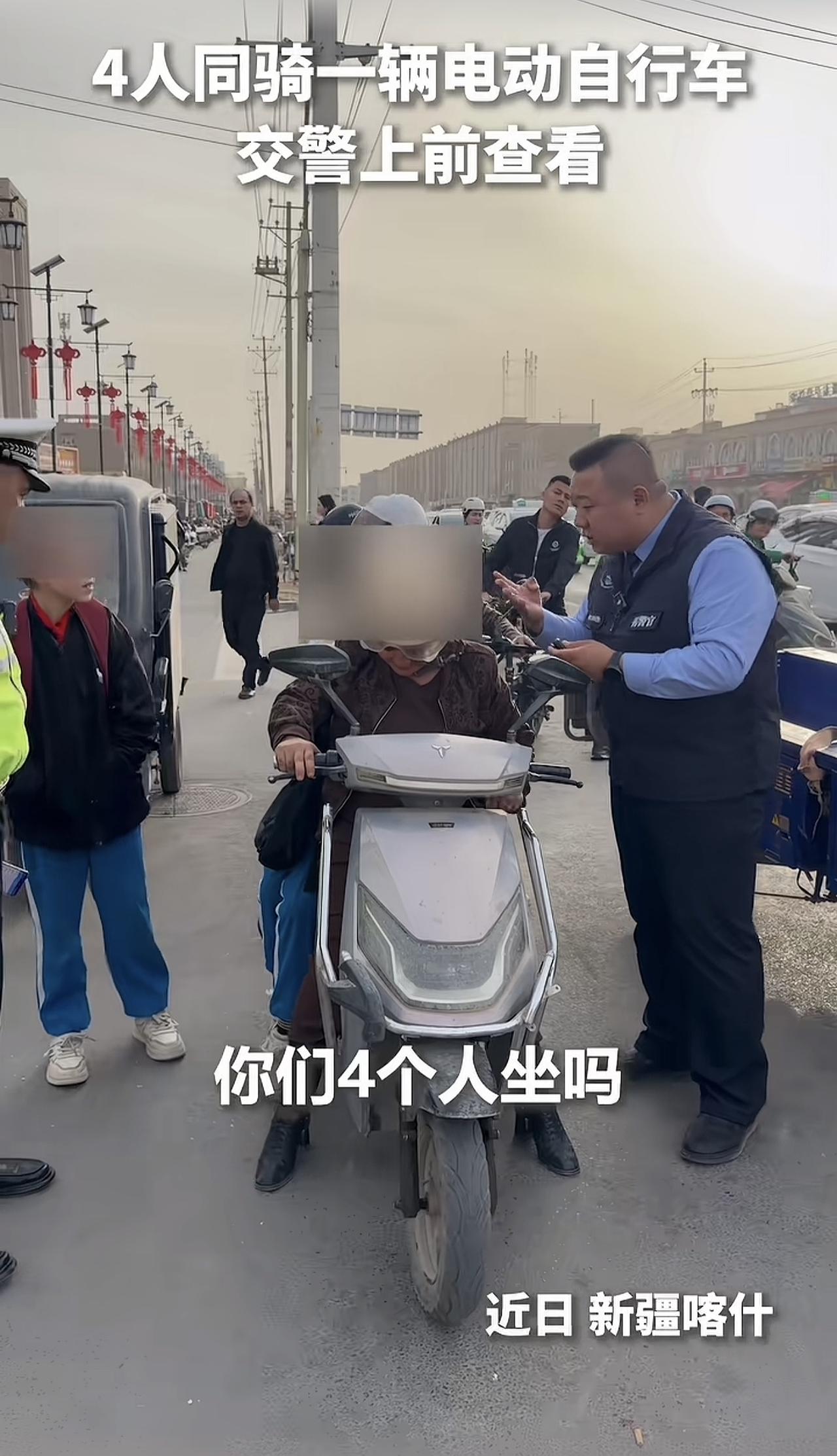 这位妈妈骑车带着三个孩子，刚好媒体和交警在做节目，于是立马将其拦下。看到交警以后