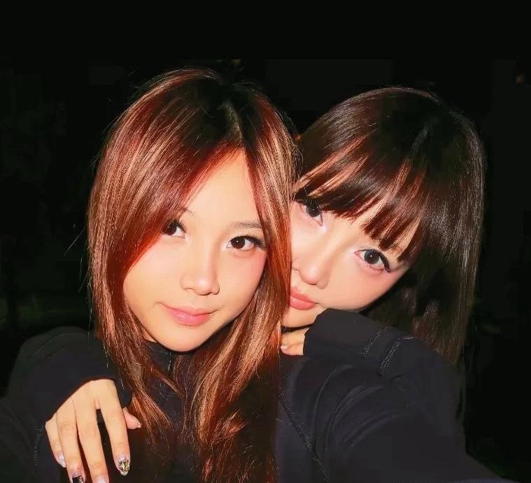 贾乃亮女儿甜馨才13岁，就已经这么漂亮了，和妈妈李小璐合影，个头比妈妈还要高，母