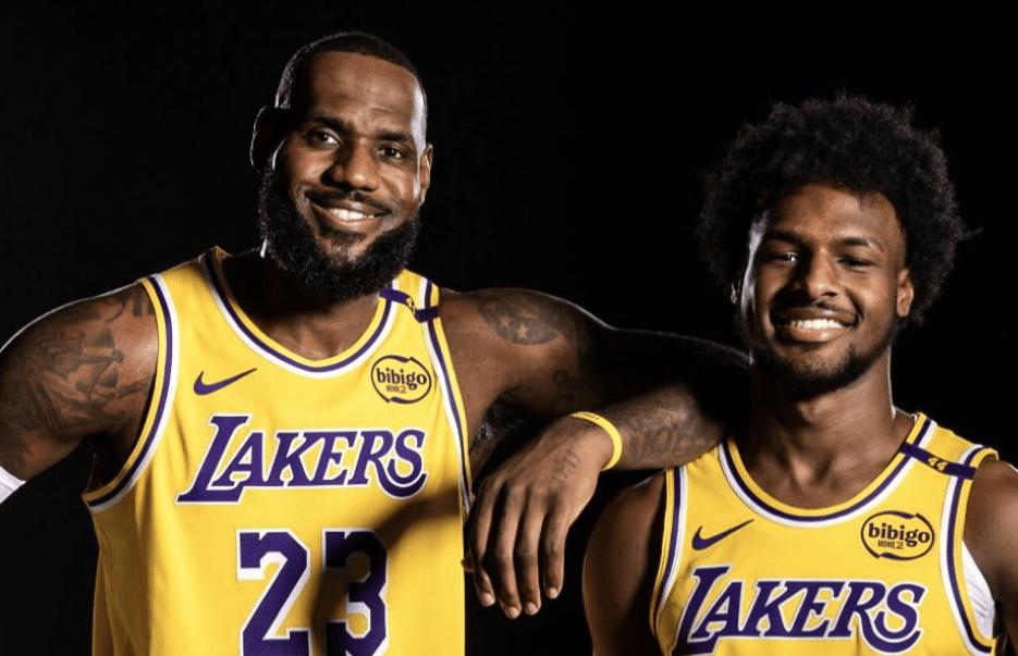 其实很明了了，明年詹姆斯1年老将底薪回骑士，家庭不动，在骑士打一个赛季在打一个