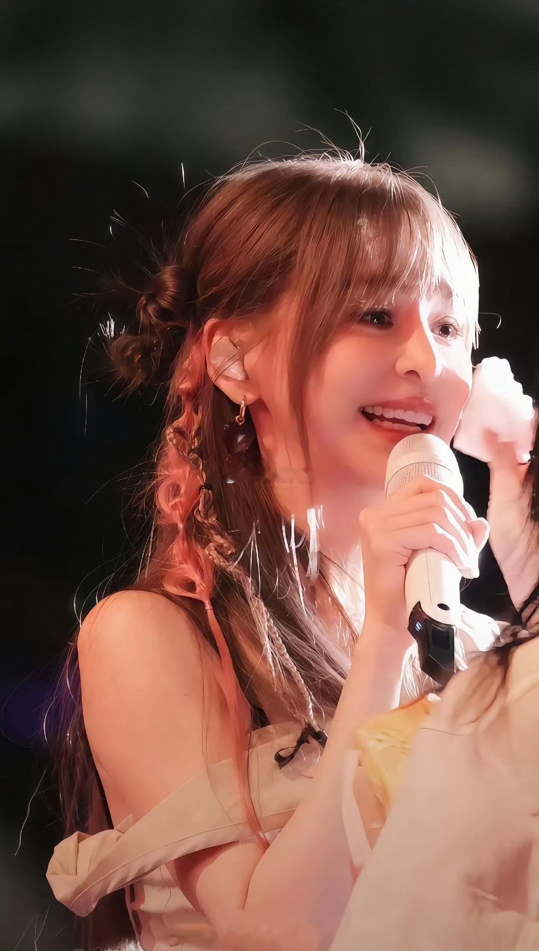 王心凌轻松拿捏甜美风王心凌扮作花仙子的造型也太绝了吧！飘逸的裙摆随风轻扬，甜美