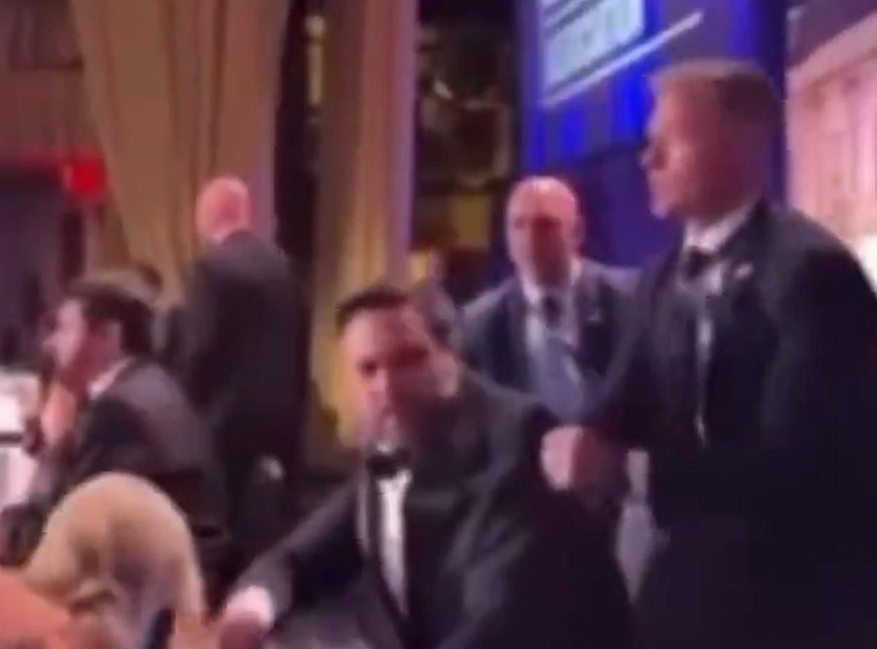 白宫枪击事件的几个细节：1、特勤局第一时间救出的，是万斯（图一二）。2、