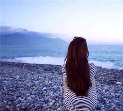 男人离开了老婆，三更半夜睡不着。女人离开了老公，日子过得不轻松。梦里都想