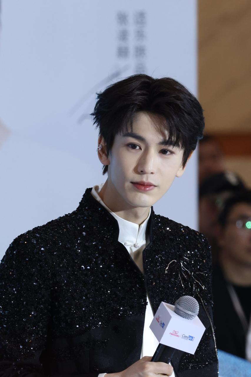 张凌赫新剧《归鸾》开机，看了一下他的行程表，真的是全年无休!前脚刚参加完芒果台