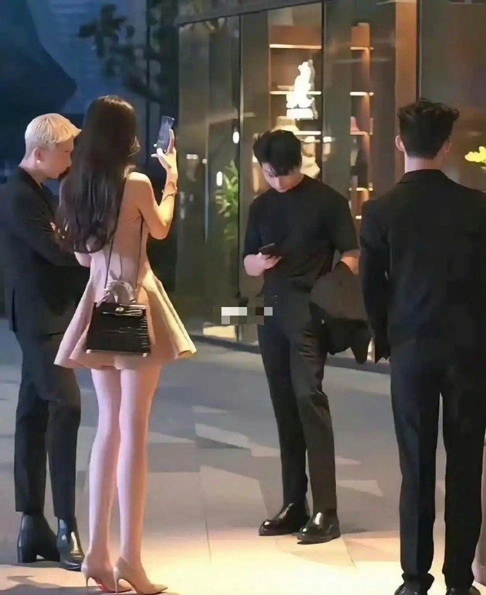 这应该就是有钱人家的公主与少爷吧