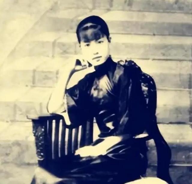 1925年，27岁露兰春伺候完57岁的黄金荣，便泛起恶心去洗手间干呕，擦完嘴巴，