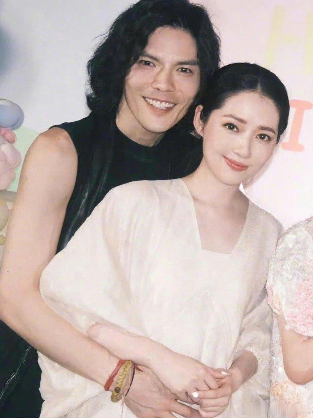 向佐为郭碧婷买了个巨型猪公仔抱着巨大猪仔的向佐，脸上那憨厚又带点得意的笑，隔着