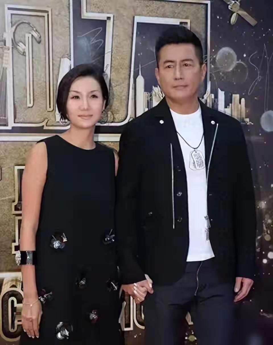 2007年离异的高曙光娶小16岁女富商王玲，当时全网不看好。但16年过去，二人甜