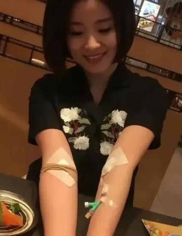 浙江一28岁女孩无偿捐献骨髓，救了一名15岁白血病男孩，没想到，男孩康复后见到她