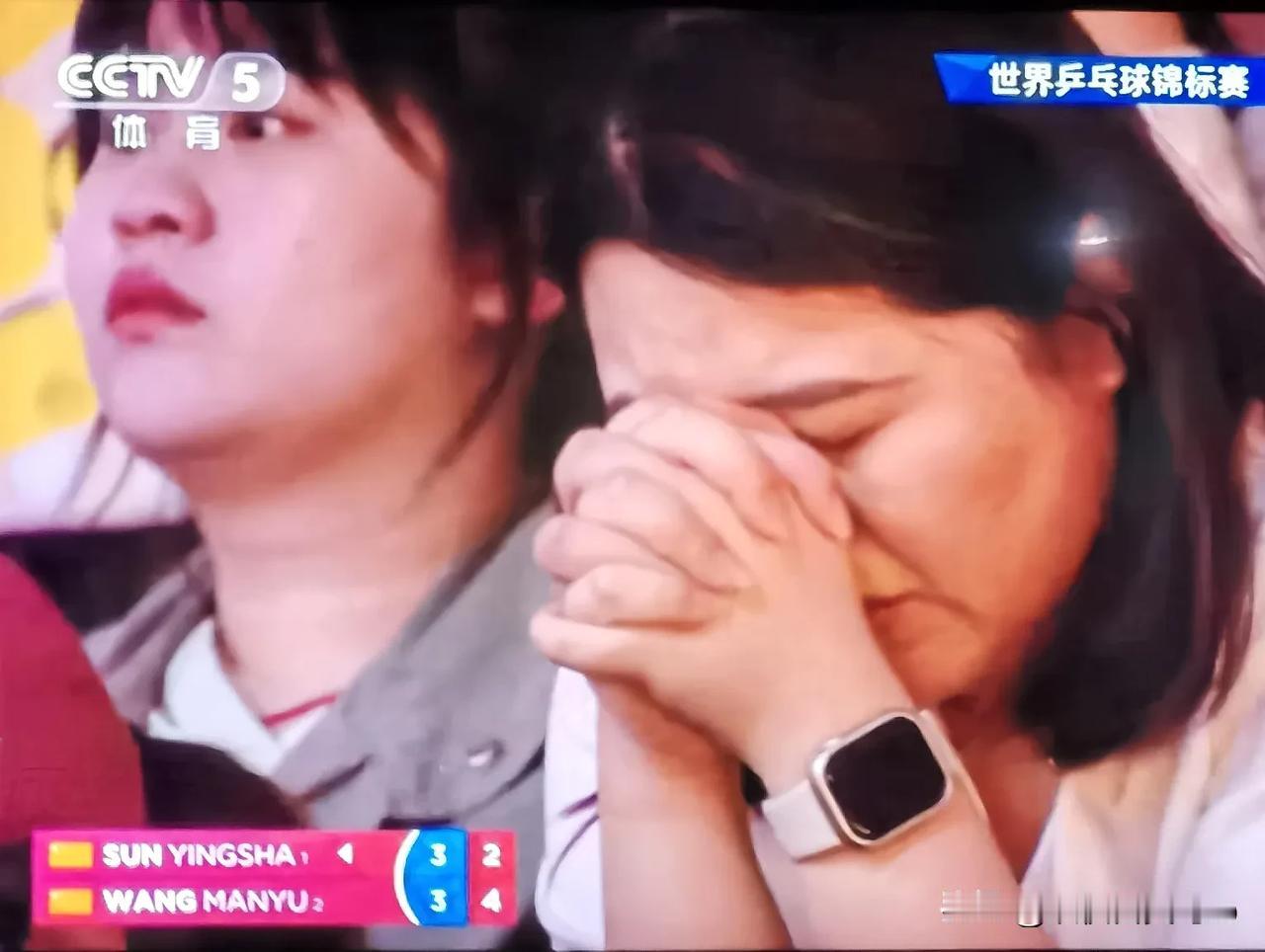 一个戴表一个戴眼镜，看个比赛搞这么累，至于吗？莎曼大战第七局莎莎2：4落后时，