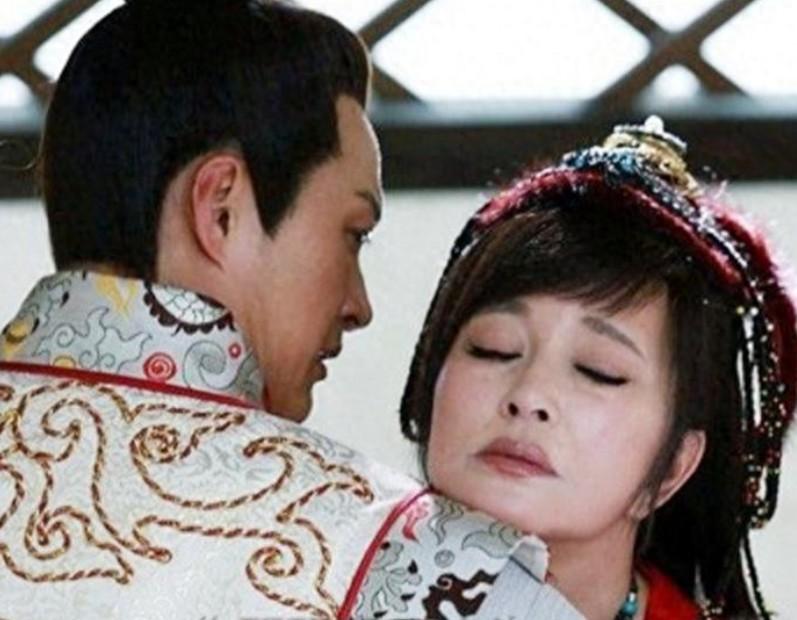 75岁刘晓庆和年轻演员拍宣传照再扮少女，她是一点都不服老！ 年龄只是个数字，