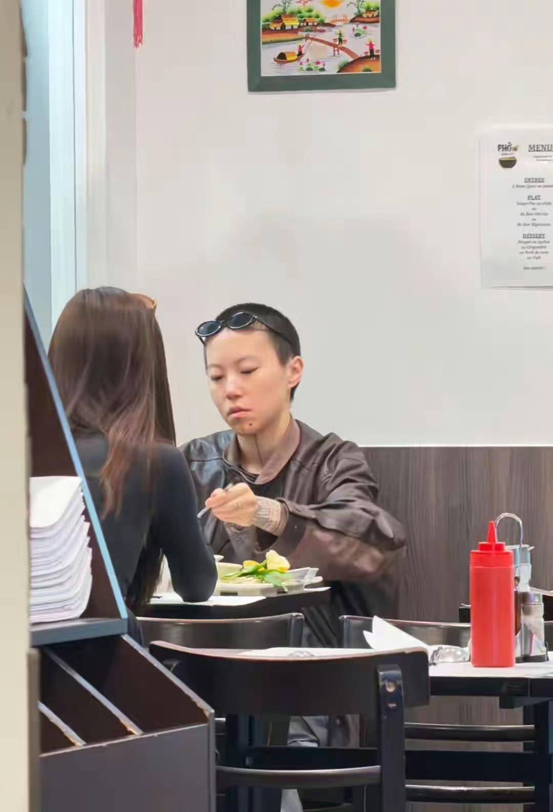 近日，窦靖童和宋妍霏在巴黎被网友偶遇，瞬间引发热议。照片里，窦靖童留着标志性的酷