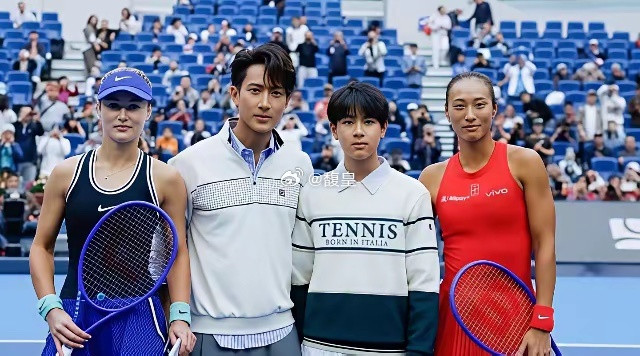 谁还记得爸爸去哪儿里的小奶娃Max，如今14岁已经长开。身高直逼175，五官神似